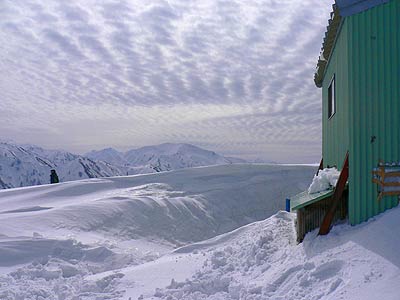 初雪山を背景にした白鳥山小屋の画像