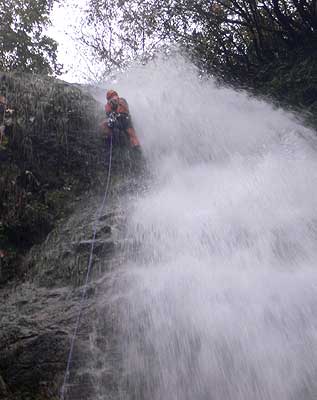 写真：滝を攀じる T口隊員