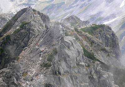 写真：別山尾根の登山道を望む
