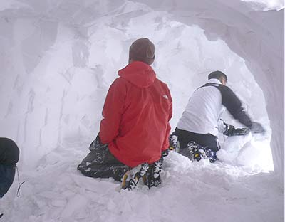 雪洞掘り内部の作業