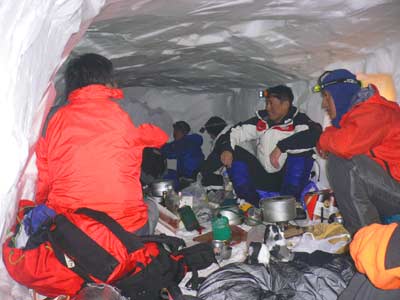 雪洞内での夕食
