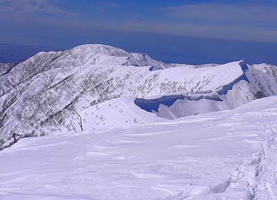 初雪山、大地間の稜線の雪庇の様子