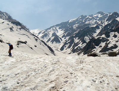 写真：大雪渓と出会うと白馬尻