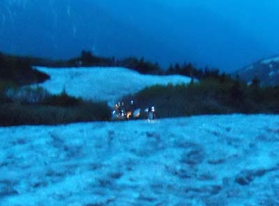写真：ヘッドランプで雪渓を行くその2
