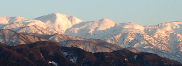 夕日に映える朝日岳の画像
