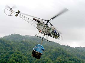ヘリコプターによる荷揚げの様子の画像