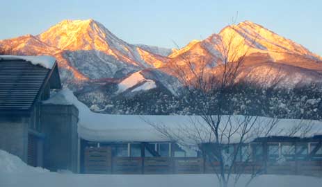 朝焼けに映える妙高山と神奈山の画像